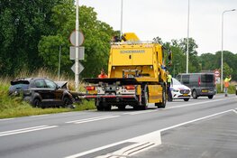 Automobilist botst tegen vangrail na verkeersconflict op N243