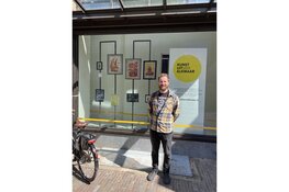 Kunstenaars van Kunstuitleen Alkmaar in de etalage bij Jumbo Monique. Deze maand: Barry Timmer – Zonder Pauzeknop