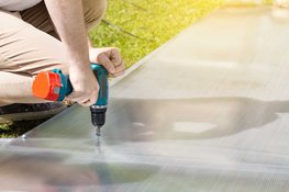 Wat maakt polycarbonaat een brandveilige plaatkeuze?