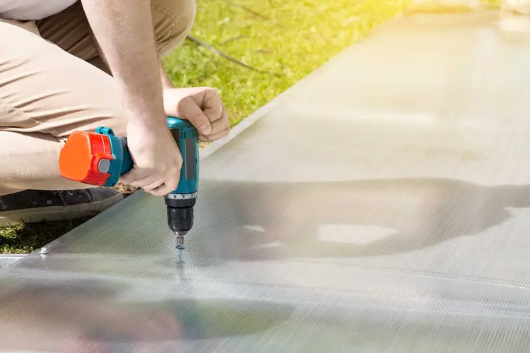 Wat maakt polycarbonaat een brandveilige plaatkeuze?