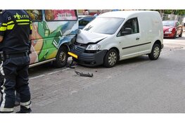 Bestelbus botst tegen meerdere geparkeerde auto's in Alkmaar