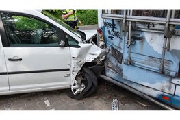 Bestelbus botst tegen meerdere geparkeerde auto's in Alkmaar