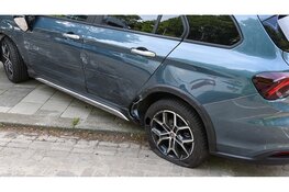 Bestelbus botst tegen meerdere geparkeerde auto's in Alkmaar