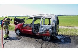 Busje vliegt in brand in Stompetoren: vrouw in rolstoel en hond gered