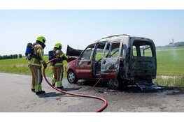 Busje vliegt in brand in Stompetoren: vrouw in rolstoel en hond gered