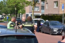 Bomen en bosjes in brand in achtertuin van woning