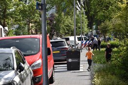 Bomen en bosjes in brand in achtertuin van woning