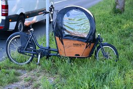 Bakfietser gewond na aanrijding met auto