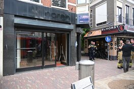 Rookontwikkeling in plafond van winkel in Alkmaar