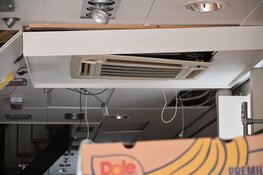 Rookontwikkeling in plafond van winkel in Alkmaar