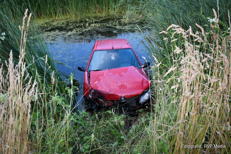 Auto te water na ongeval op N242