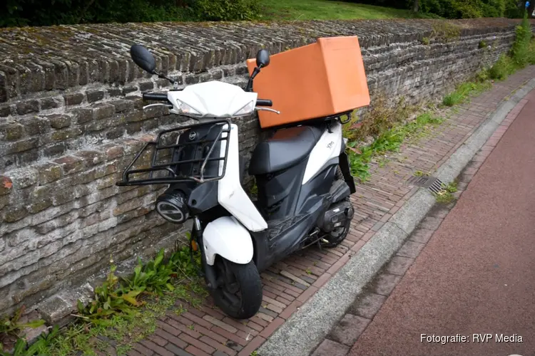 Maaltijdbezorger lichtgewond na botsing met auto
