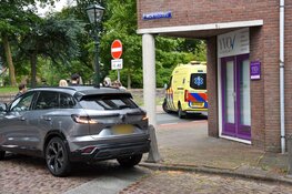 Maaltijdbezorger lichtgewond na botsing met auto