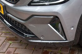 Maaltijdbezorger lichtgewond na botsing met auto