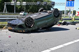 Auto slaat over de kop bij afrit A9 Akersloot