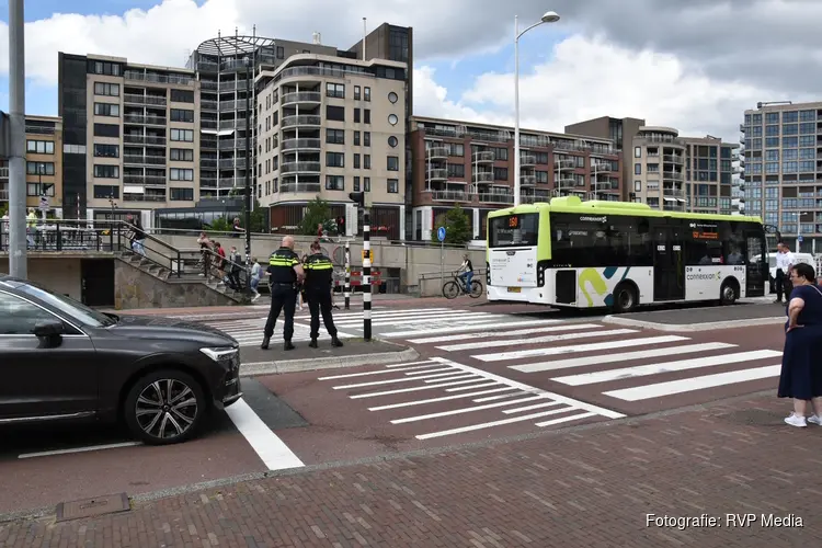 Persoon aangereden door Connexxion bus tijdens oversteken