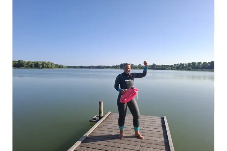 Zwemmend het IJsselmeer over voor stichting Voices for Women
