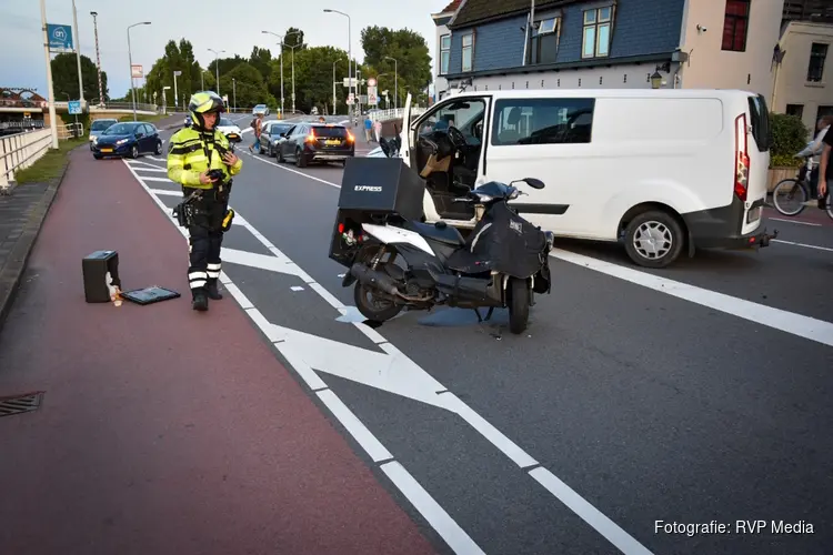 Bezorgscooter en bestelbus botsen op Kanaalkade