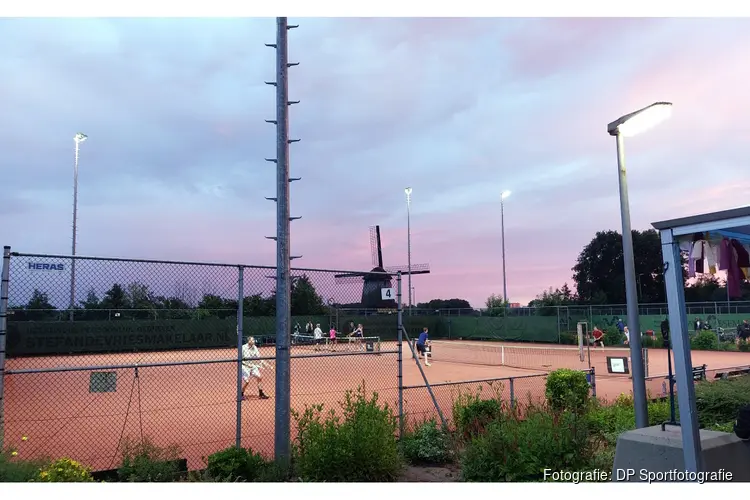 Buien verstoren derde dag Victorie Open, maar brengen schema niet in de war