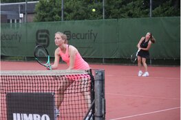 Buien verstoren derde dag Victorie Open, maar brengen schema niet in de war