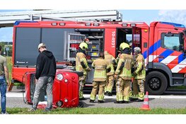 Canta beland op zijkant, brandweer haalt inzittende uit voertuig, beide slachtoffers overgebracht naar het ziekenhuis