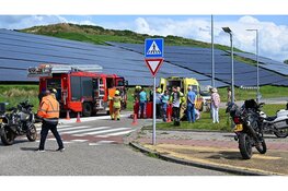 Canta beland op zijkant, brandweer haalt inzittende uit voertuig, beide slachtoffers overgebracht naar het ziekenhuis