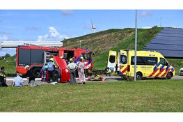 Canta beland op zijkant, brandweer haalt inzittende uit voertuig, beide slachtoffers overgebracht naar het ziekenhuis