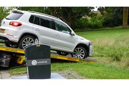 Auto komt net niet in sloot terecht na botsing tegen lantaarnpaal