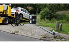 Auto komt net niet in sloot terecht na botsing tegen lantaarnpaal