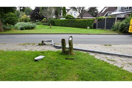 Auto komt net niet in sloot terecht na botsing tegen lantaarnpaal