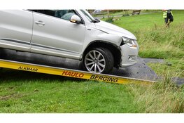 Auto komt net niet in sloot terecht na botsing tegen lantaarnpaal