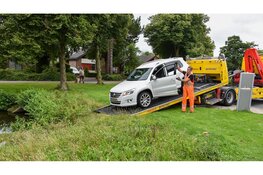 Auto komt net niet in sloot terecht na botsing tegen lantaarnpaal
