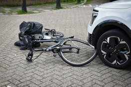 Fietsster gewond na aanrijding met taxi in Alkmaar