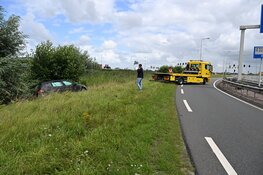 Automobilist verliest macht over het stuur en komt in berm terecht in Alkmaar