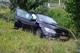 Automobilist verliest macht over het stuur en komt in berm terecht in Alkmaar
