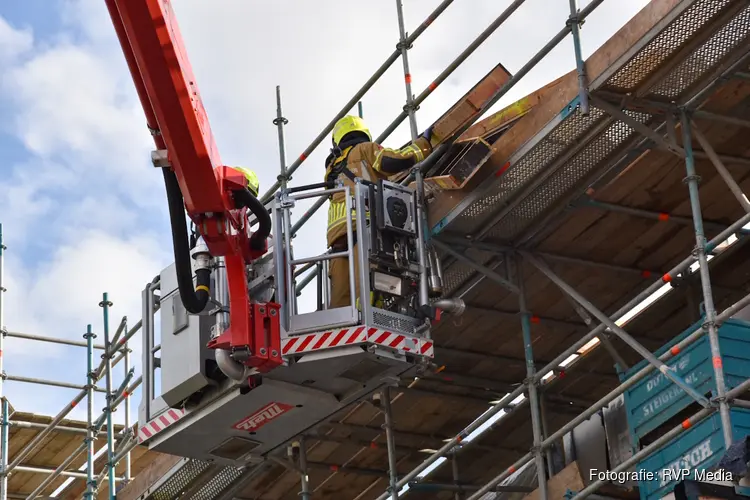 Bouwmateriaal dreigt te vallen van grote hoogte, brandweer ingezet