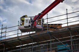 Bouwmateriaal dreigt te vallen van grote hoogte, brandweer ingezet