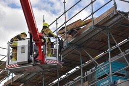 Bouwmateriaal dreigt te vallen van grote hoogte, brandweer ingezet