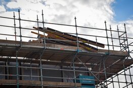 Bouwmateriaal dreigt te vallen van grote hoogte, brandweer ingezet