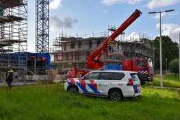 Bouwmateriaal dreigt te vallen van grote hoogte, brandweer ingezet