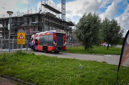 Bouwmateriaal dreigt te vallen van grote hoogte, brandweer ingezet