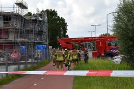 Bouwmateriaal dreigt te vallen van grote hoogte, brandweer ingezet