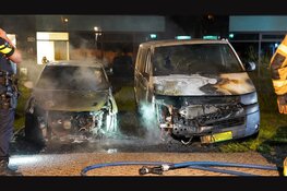 Bestelbus en personenauto verwoest na brand op parkeerplaats