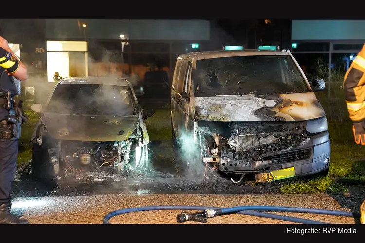 Bestelbus en personenauto verwoest na brand op parkeerplaats