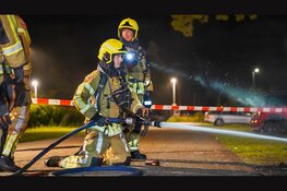Bestelbus en personenauto verwoest na brand op parkeerplaats