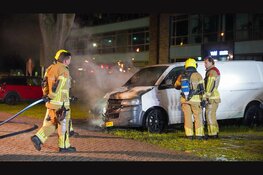 Bestelbus en personenauto verwoest na brand op parkeerplaats