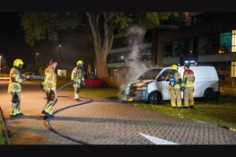 Bestelbus en personenauto verwoest na brand op parkeerplaats