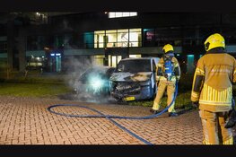 Bestelbus en personenauto verwoest na brand op parkeerplaats