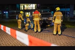 Bestelbus en personenauto verwoest na brand op parkeerplaats