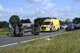 Auto op zijn kant bij eenzijdig ongeval N242